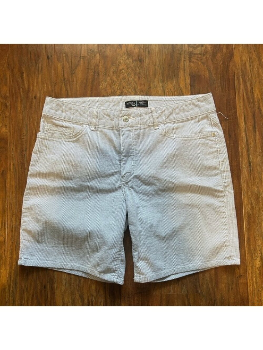 Women’s Mid-Rise Shorts with Pockets Size 10  Perfect For Summer